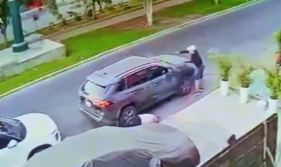 El ataque quedó registrado por las cámaras de seguridad. (Foto: Captura/X)