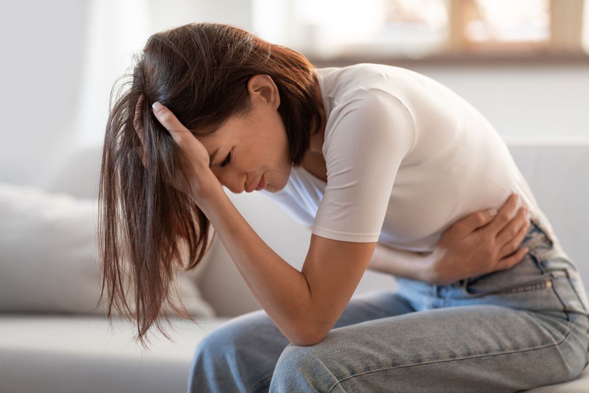 El dolor abdominal es una de las causas más comunes de consulta médica. (Foto: Prostock-Studio / iStock)