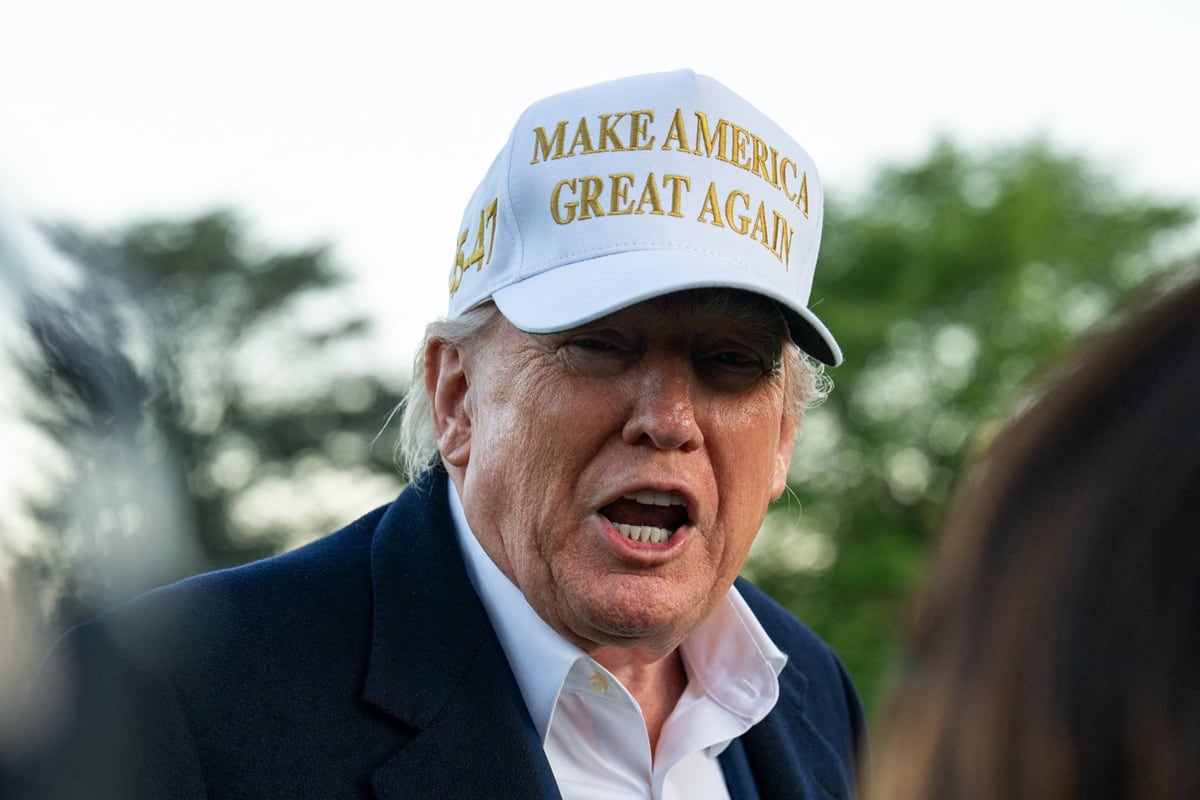 El presidente de Estados Unidos, Donald Trump, habla con la prensa después de llegar al jardín sur de la Casa Blanca en Washington, DC, el 27 de abril de 2025. (Foto de Annabelle GORDON / AFP)