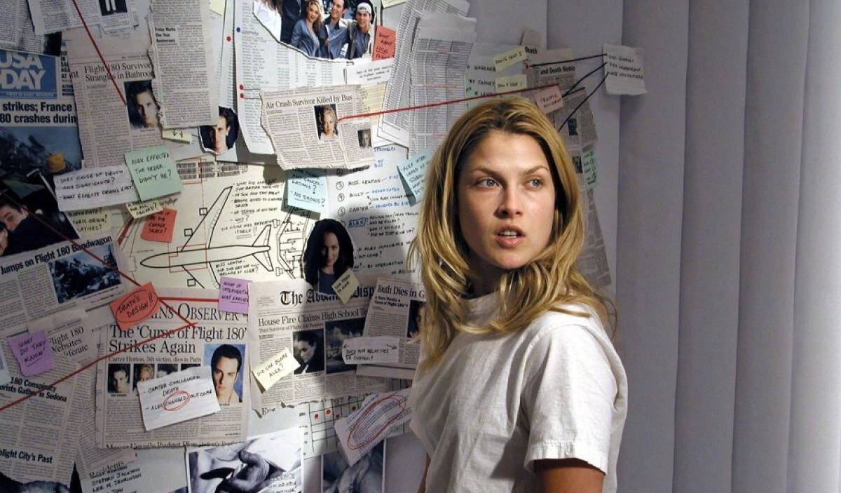 Clear Rivers busca respuestas en recortes de periódicos (Foto: Zide / Perry Productions)