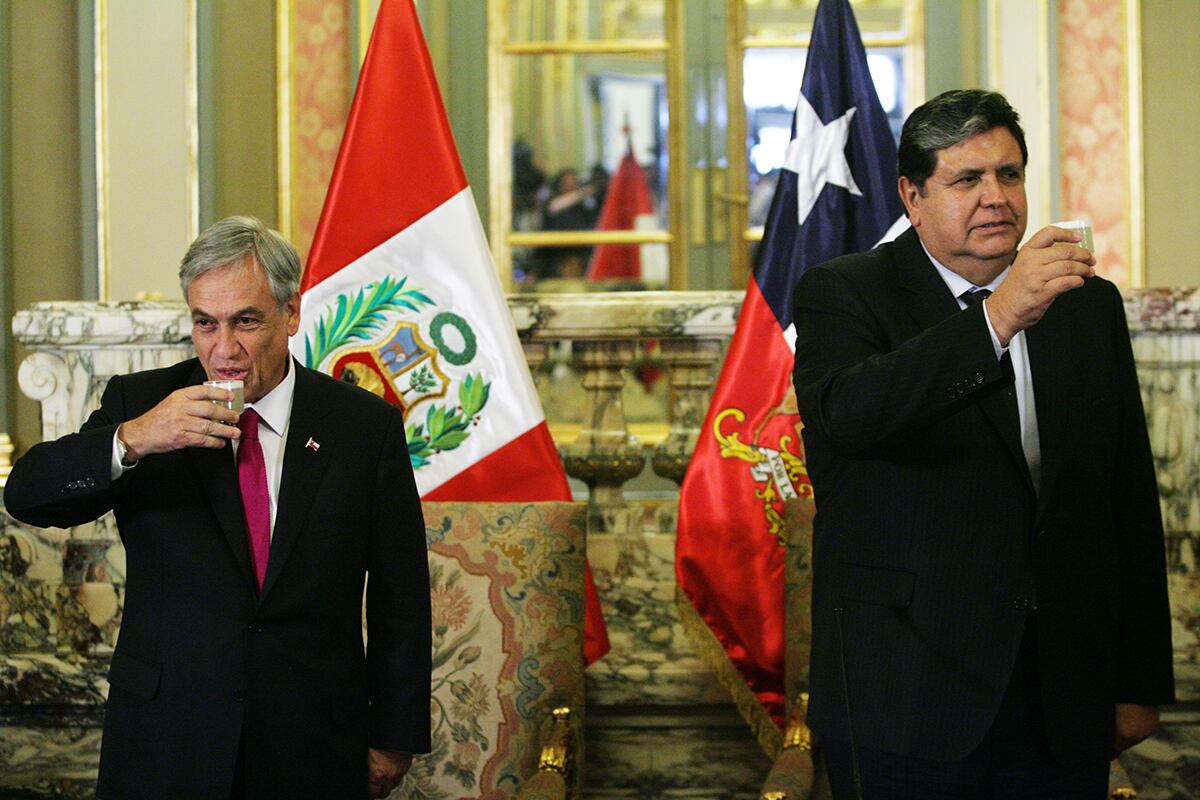 RECORRIDO DE PRESIDENTE DE CHILE SEBASTIAN PIÑERA EN SU VISITA A PERU
AQUI JUNTO AL PRESIDENTE ALAN GARCIA
Y SU VISITA Y CONDECORACIÓN EN EL CONGRESO
