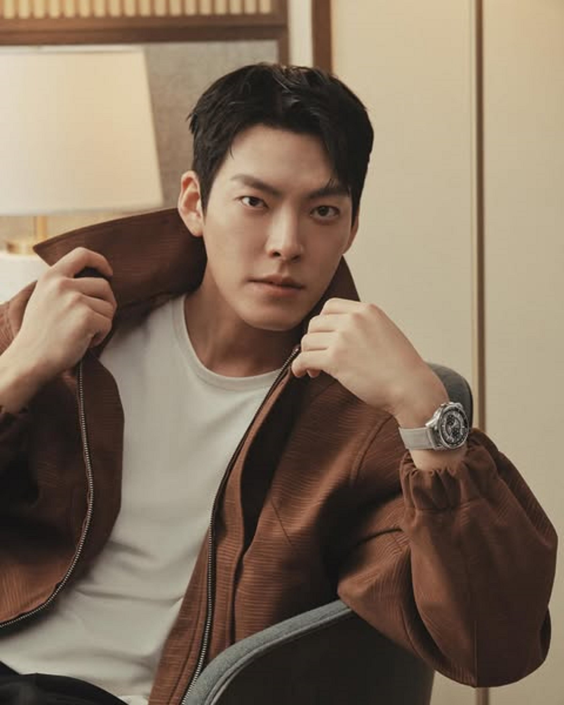 Kim Woo Bin, que hace del genio Iblis en la serie "El genio y los deseos", es una actor coreano que tiene 36 años (Foto: Kim Woo Bin/ Instagram)
