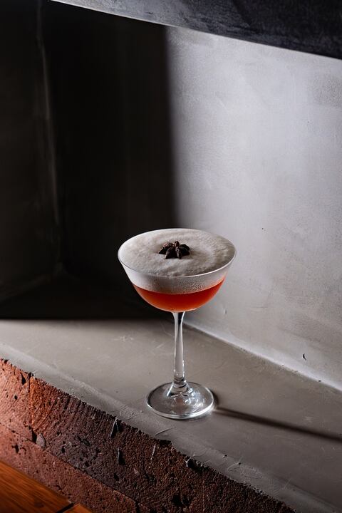 Para calmar la sed, un brebaje n°11 (del tipo herbáceo) con pisco acholado, Aqará plateado, Sinsonte, Cinzano rosso, fernet, espuma de toronja y anís estrella.