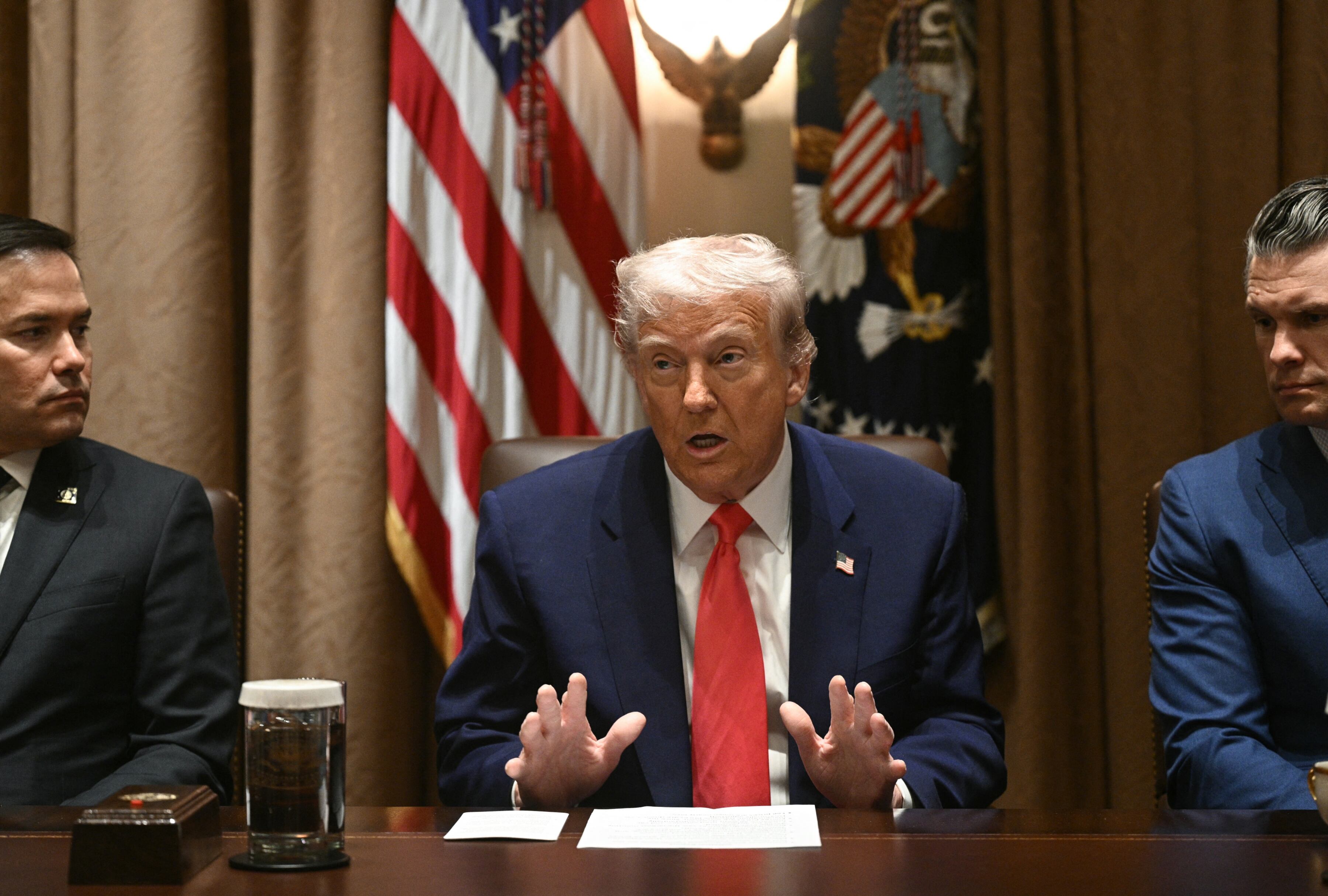 La política migratoria de Donald Trump se centra en endurecer las restricciones, aumentar las deportaciones y limitar las vías legales de ingreso a Estados Unidos. (Foto: AFP)