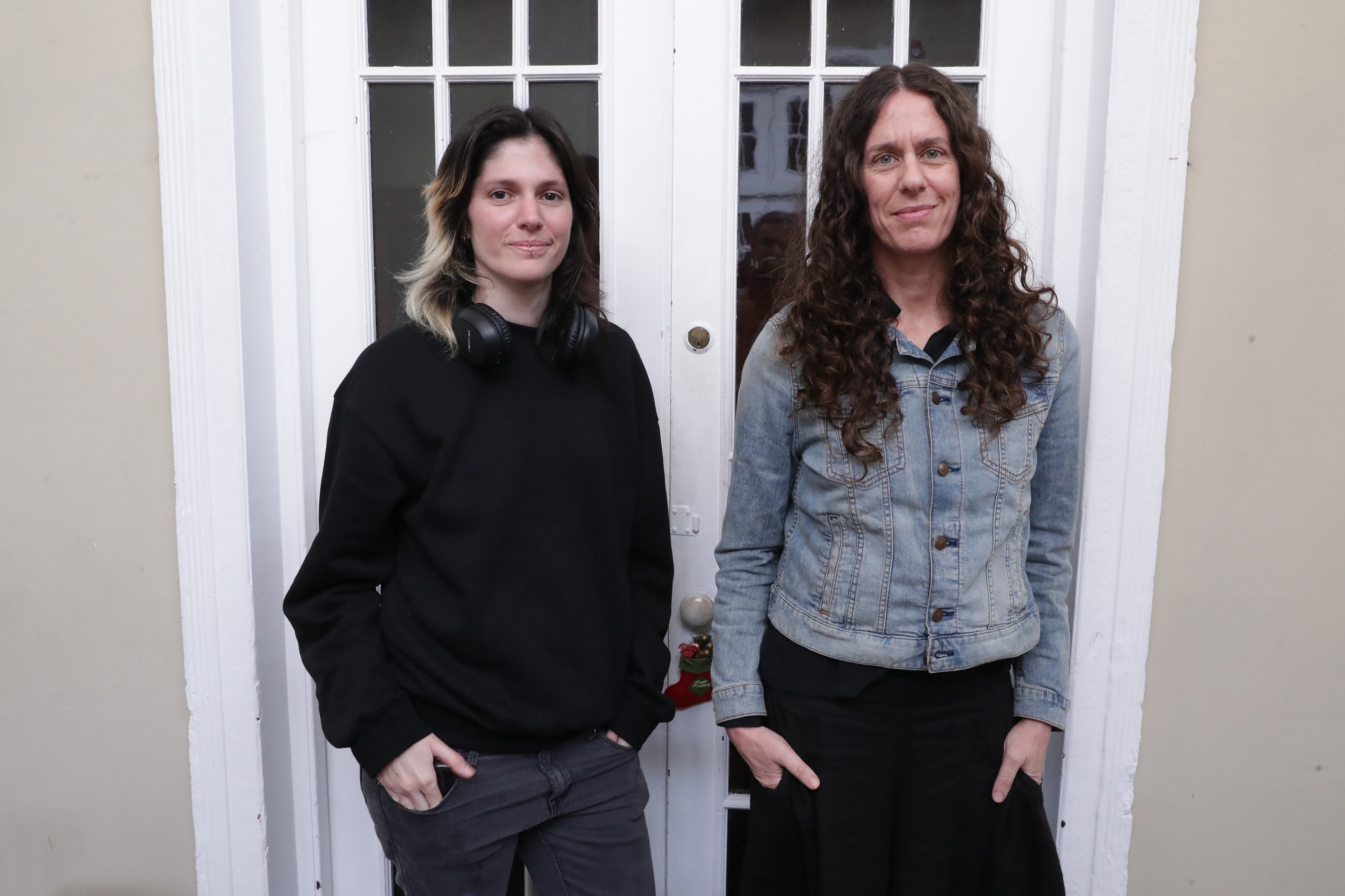 El equipo creativo de "El sistema Solar": Jimena Del Sante (directora adjunta) y Mariana de Althaus (directora y escritora).
