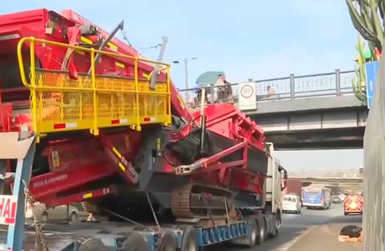 Accidente en Vía Evitamiento: camión choca con puente y queda atrapado. (Foto: América Noticias)