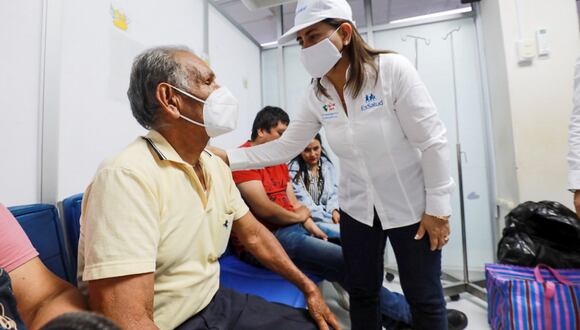 Rosa Gutiérrez visitó el Hospital II de Tarapoto. (Foto: EsSalud)