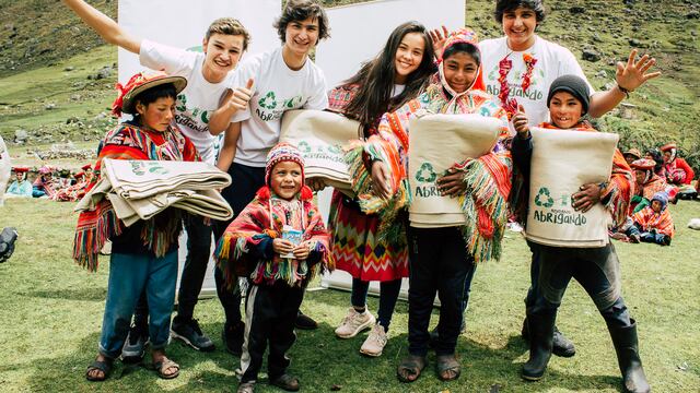 Ayudando Abrigando: conoce a la ONG que hace frazadas, ponchos y medias con botellas de plástico