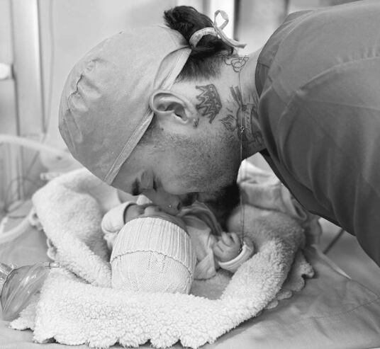 Maluma junto a su hija París (Foto: Revista Poder)