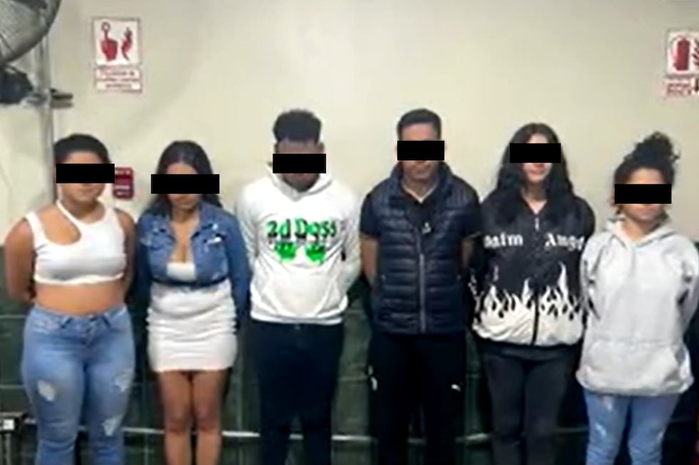 Una banda de jóvenes fueron capturadas tras se acusadas de 'pepear' a hombres dentro de locales nocturnos. (Foto: Captura/América Noticias)