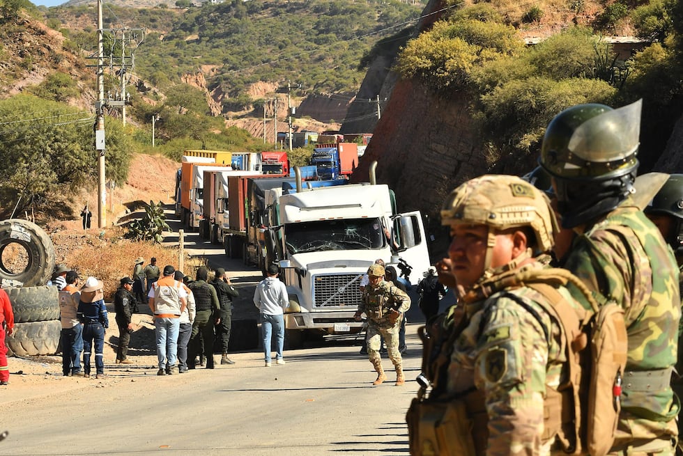 Integrantes del Ejercito de Bolivia despejan una vía durante un operativo de desbloqueo en Sayari. (EFE/Jorge Ábrego).