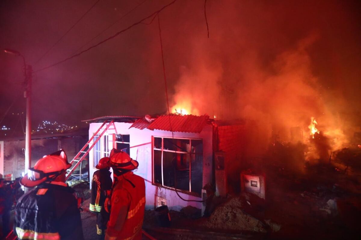 Incendio en asentamiento humano de Ventanilla deja varias viviendas inhabitables. (Foto: César Grados/@photo.gec)