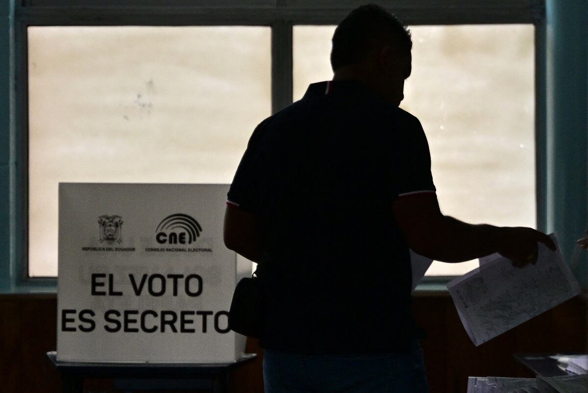 Un hombre vota en un colegio electoral en Quito durante las elecciones presidenciales y el referéndum ecuatoriano sobre minería y petróleo, el 20 de agosto de 2023. (Foto de MARTIN BERNETTI / AFP)