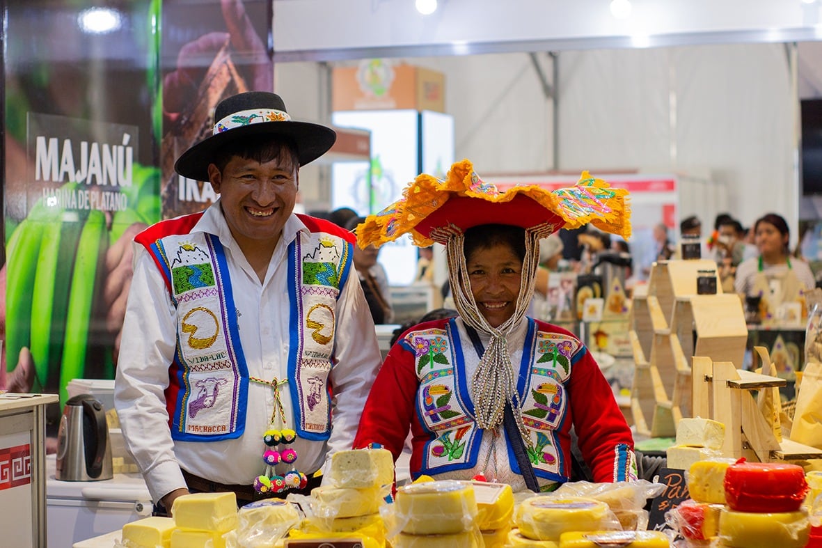 Los quesos de Ocongate son elaborados en plantas procesadoras gestionadas por familias emprendedoras, utilizando fuentes naturales de agua provenientes del nevado de Ausangate, a más de 3.800 msnm.