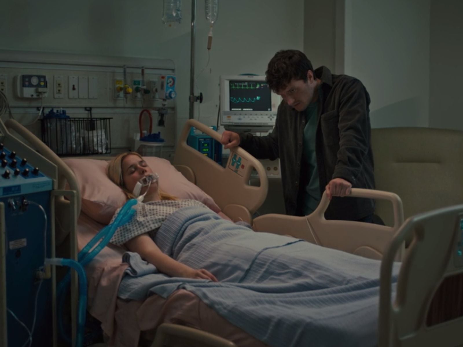 Mike visita a Vanessa en el hospital, al final de la película “Five Nights at Freddy’s” (Foto: Blumhouse Productions)