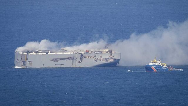 Autoridades de Países Bajos intentan apagar el incendio de un buque de carga