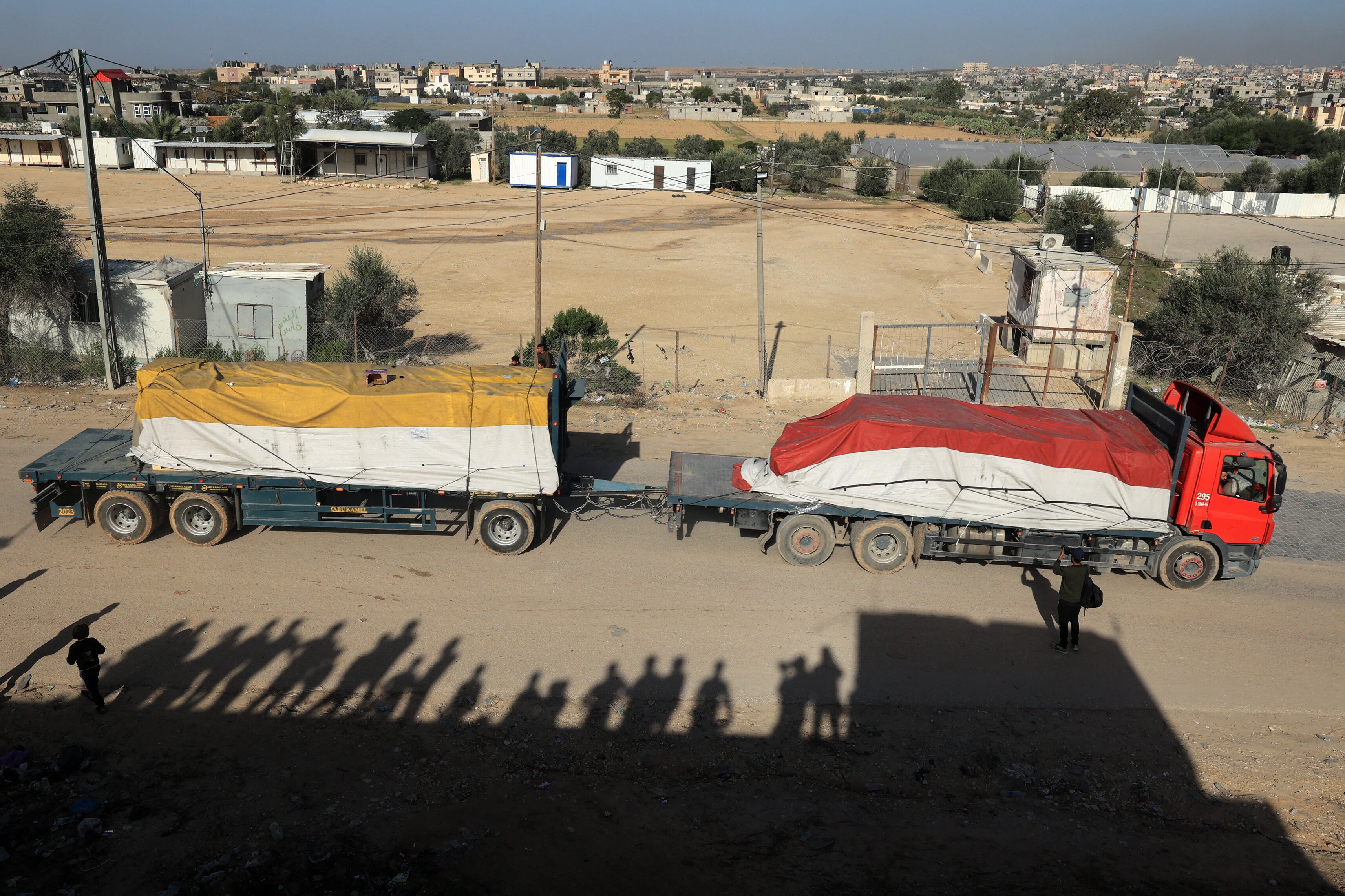 Un camión que transporta ayuda humanitaria entra en la Franja de Gaza a través del cruce de Rafah con Egipto, horas después del inicio de una tregua de cuatro días en las batallas entre Israel y los militantes palestinos de Hamás, el 24 de noviembre de 2023. (Foto de SAID KHATIB / AFP)