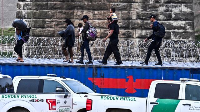 Juez suspende polémica ley de Texas que autoriza a policías a expulsar migrantes