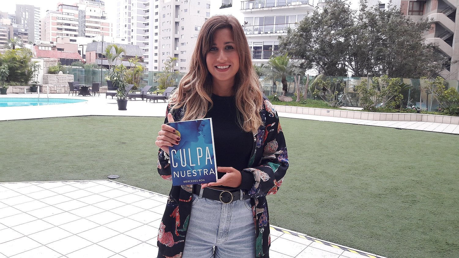 La autora Mercedes Ron con un ejemplar de su libro "Culpa nuestra" (Foto: GEC)