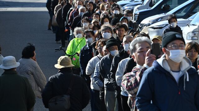Terremoto en Japón: largas filas para conseguir agua y comida tras devastador sismo