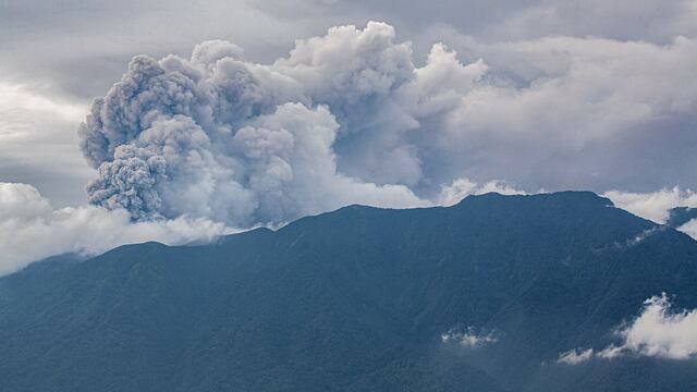 Volcán indonesio Marapi, en la isla de Sumatra, expulsa una columna de humo a 3.000 metros