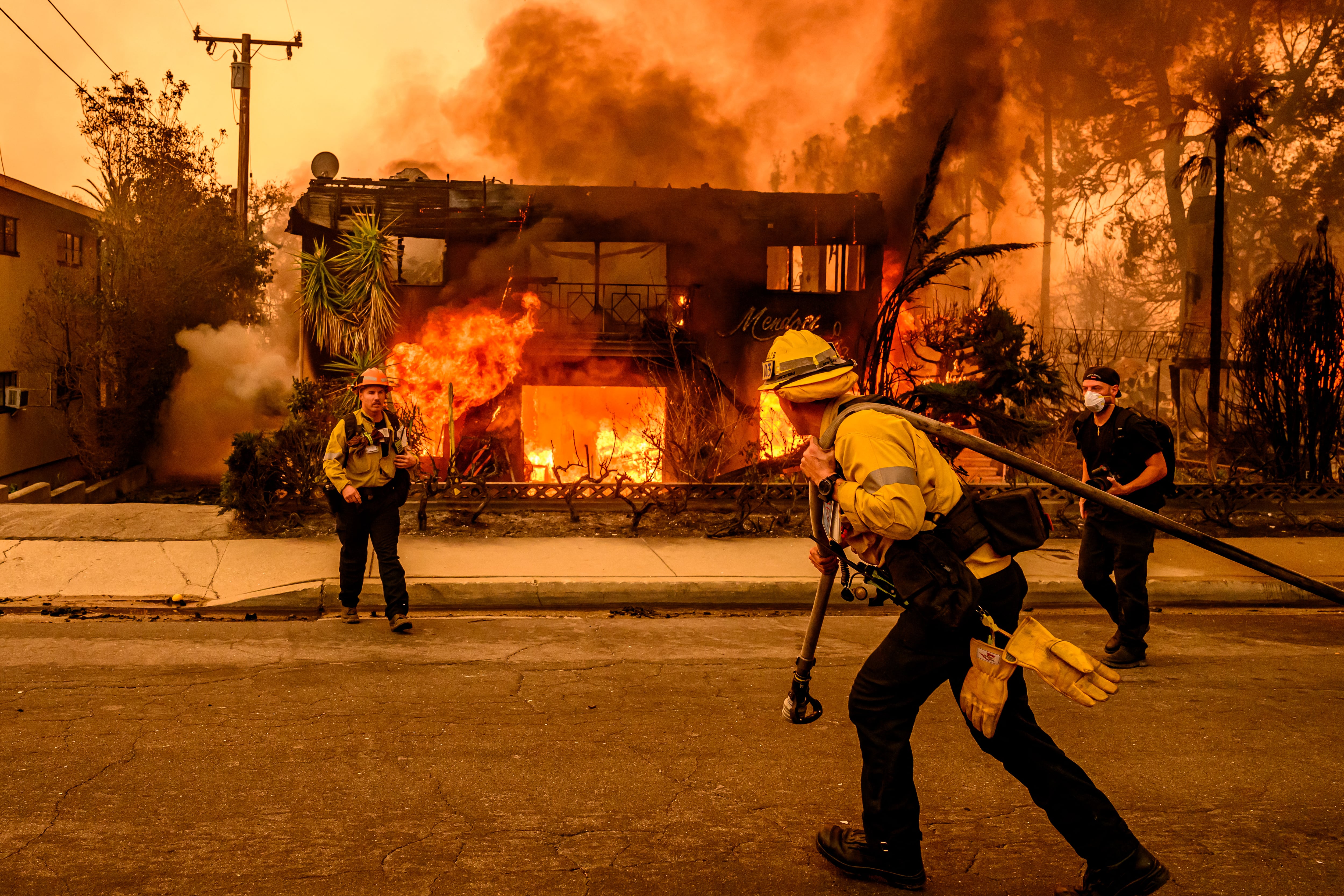 Miles de familias en el condado de Los Ángeles, incluyendo hispanas, perdieron mucho durante los incendios forestales que se produjeron a inicios de 2025 (Foto: AFP)