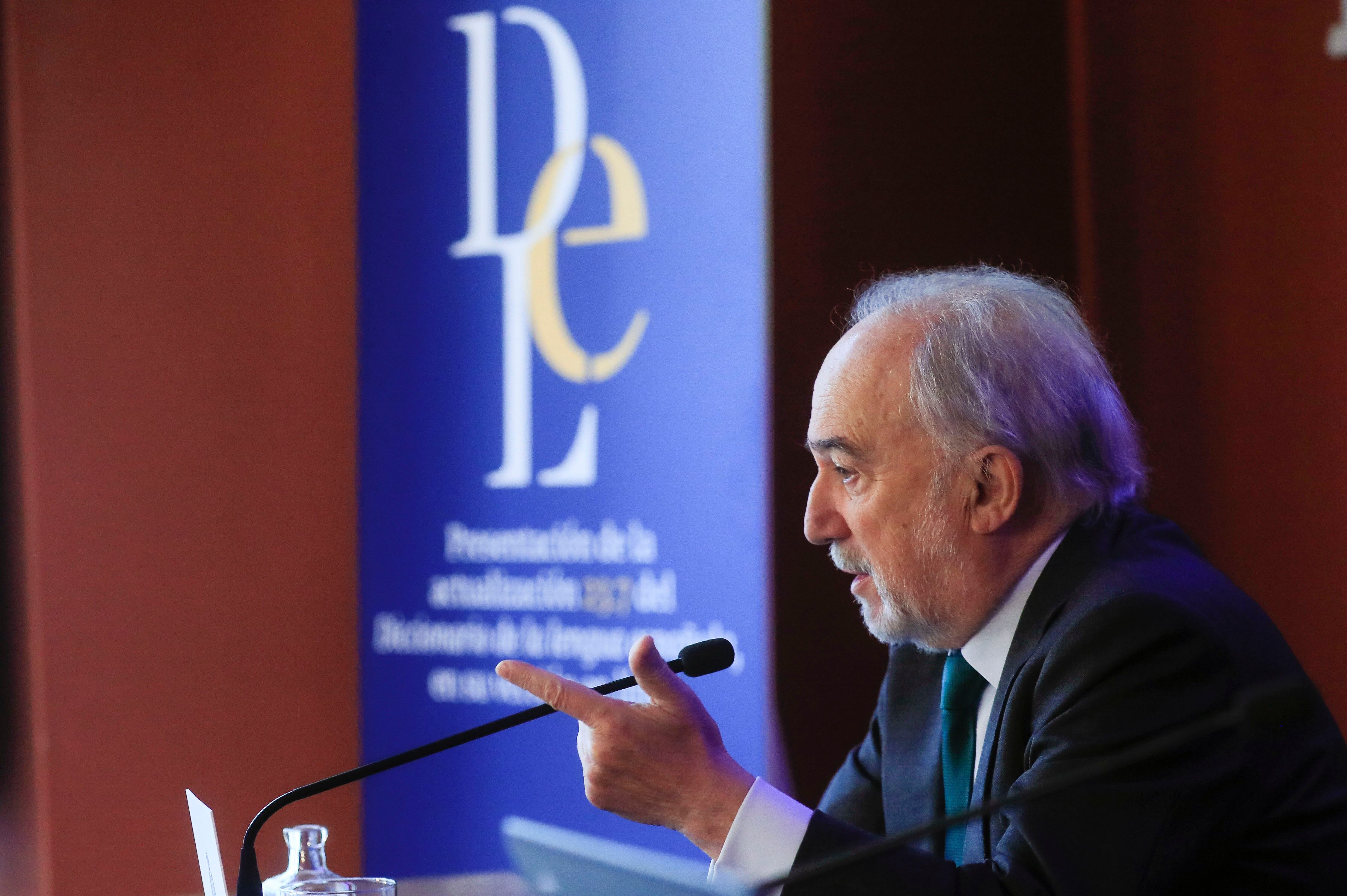 MADRID, 28/11/2023.- El director de la Real Academia Española (RAE) y presidente de la Asociación de Academias de la Lengua Española (ASALE), Santiago Muñoz Machado, presenta en una rueda de prensa las novedades de la versión electrónica 23.7 del Diccionario de la lengua española (DLE) este martes en la sede de la RAE en Madrid. 'Machirulo', 'big data', 'cookie', 'no binario' o 'sinhogarismo' son algunas de las nuevas palabras que incorpora el DLE desde este martes, según la actualización presentada por Muñoz Machado. EFE/Fernando Alvarado