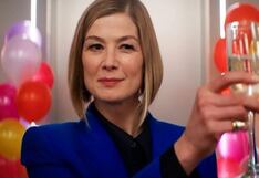 Protagonizada por Rosamund Pike: “Las damas primero”, la película de Netflix que explora el machismo y las dinámicas de poder