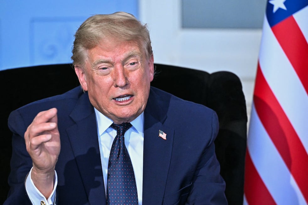 El presidente estadounidense Donald Trump habla durante una reunión bilateral con el presidente francés en el marco de la cumbre del G7, en Évian, centro-este de Francia, el 15 de junio de 2026. (Foto de Mandel NGAN / AFP).