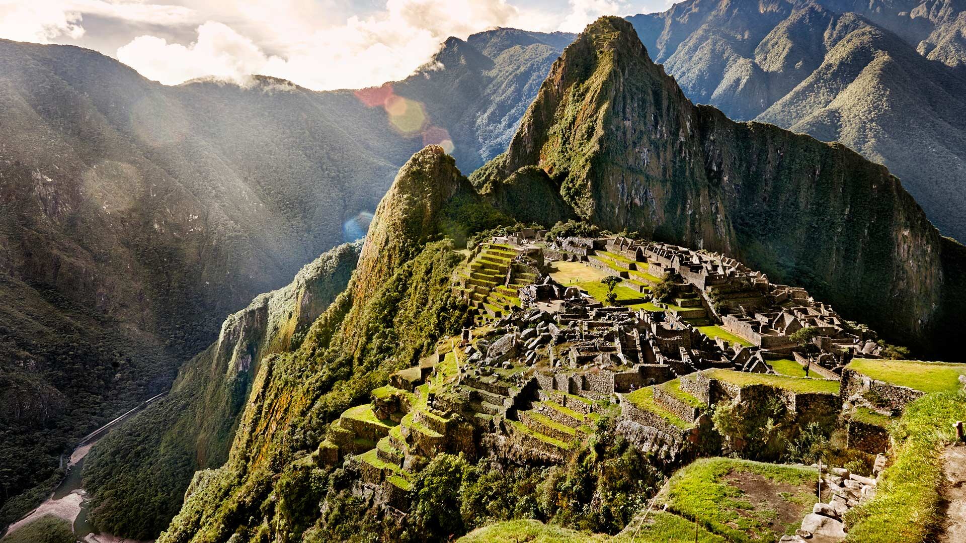 El Santuario Histórico de Machu Picchu, situado en la región de Cusco, es el ícono turístico más famoso de Perú y una de las maravillas arqueológicas del mundo. Esta impresionante ciudadela inca, construida en el siglo XV, se encuentra en la cima de una montaña rodeada de imponentes paisajes montañosos y bosques tropicales. Los visitantes pueden explorar sus impresionantes construcciones, plazas ceremoniales y templos, mientras se maravillan con la ingeniería y arquitectura incaica. (Foto: Shutterstock).