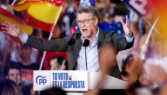 El líder del partido opositor de derecha Partido Popular (PP), Alberto Núñez Feijoo, pronuncia un discurso durante una reunión de campaña antes de las próximas elecciones al Parlamento Europeo en Madrid el 6 de junio de 2024. (Foto de OSCAR DEL POZO / AFP)