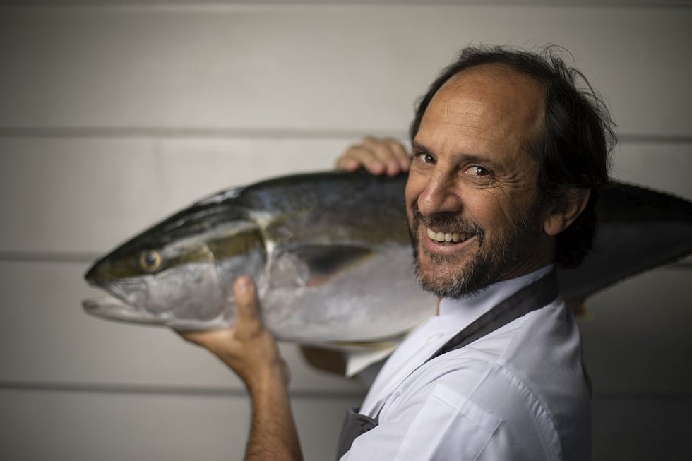 Schiaffino posa con un enorme y fresco buri al hombro. La pesca del día y de temporada es vital en la propuesta actual del chef.