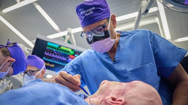 Realizan por primera vez en el mundo un trasplante de ojo completo