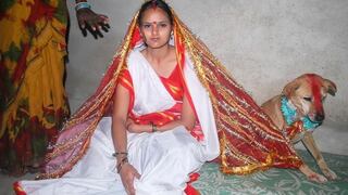Una joven india se casa con un perro para alejar la mala suerte