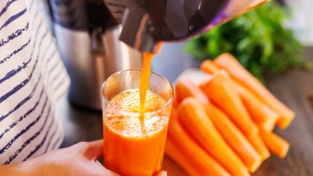Esto podría pasar con tu cuerpo si tomas todos los días jugo de zanahoria