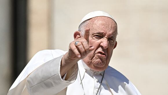 El Papa Francisco hace un gesto al salir en el carro del papamóvil al final de la audiencia general semanal. (Foto de Andreas SOLARO / AFP)