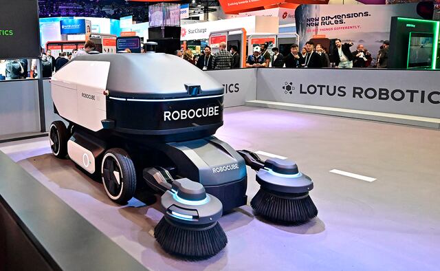 Este es el limpiador de jardines y exteriores Robocube impulsado por Lotus Robotics. (Foto: AFP)