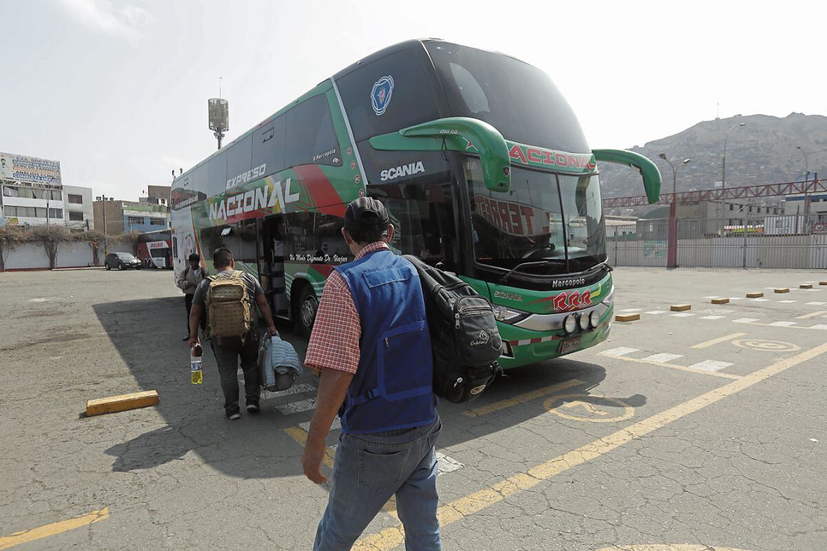 Terminal Yerbateros enfrenta baja demanda de pasajeros y aumento de tarifas.