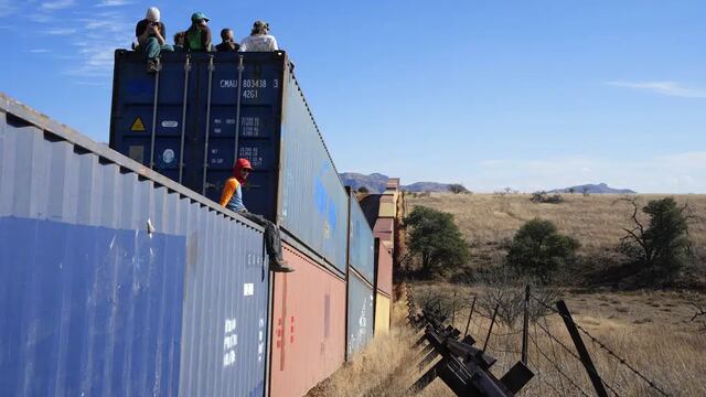 Arizona detiene la colocación de muro de contenedores en la frontera entre Estados Unidos y México