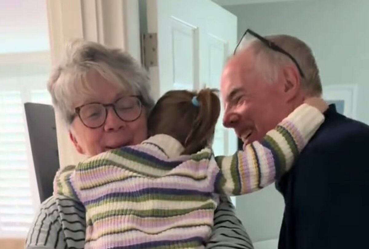 Rory abraza a sus abuelos Betsy y Paul. (TikTok emkate32)