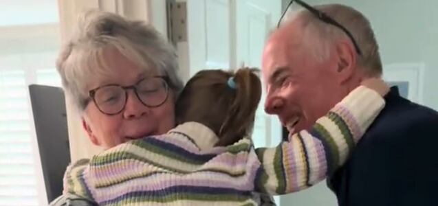 El tierno reencuentro de una niña de dos años con sus abuelos tras un mes separados