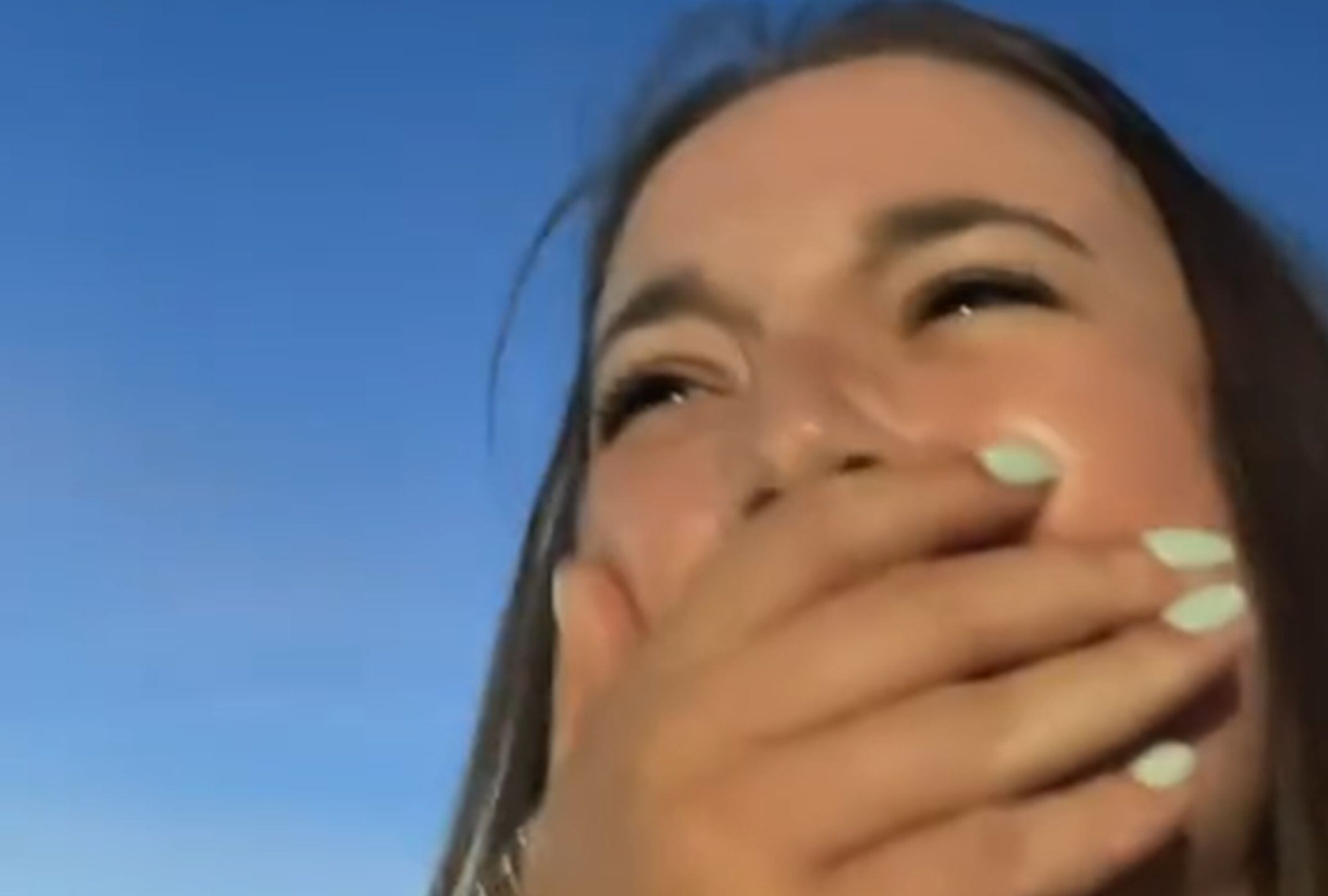 VIDEO VIRAL | Esta imagen muestra a la chica que fue a una carrera de cerdos debido a que su cita de Tinder la llevó ahí. (Foto: @thatjawnnice / TikTok)