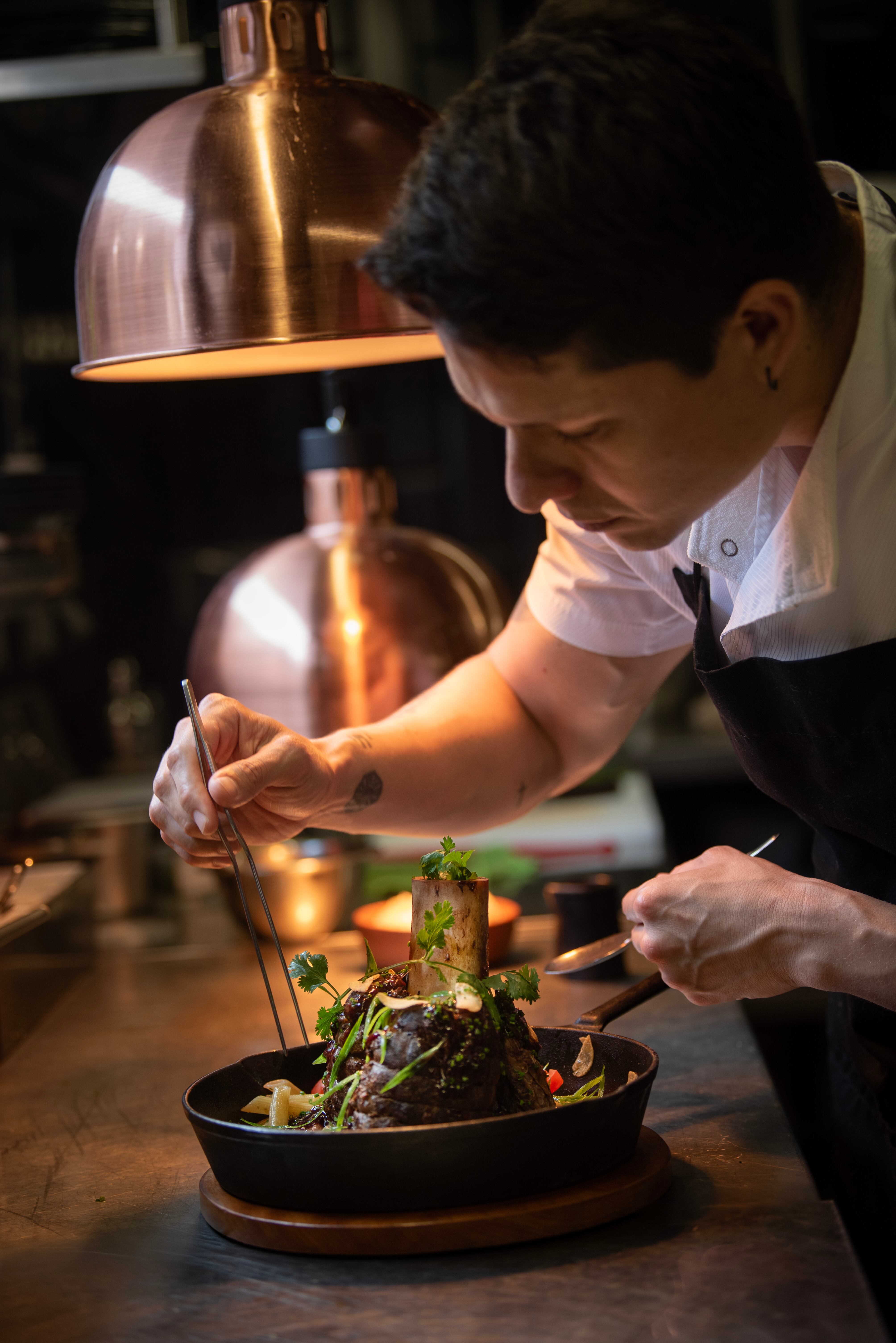 Palmiro Ocampo, chef de Amador, dejando listo un Ossobuco a la Amadore.
