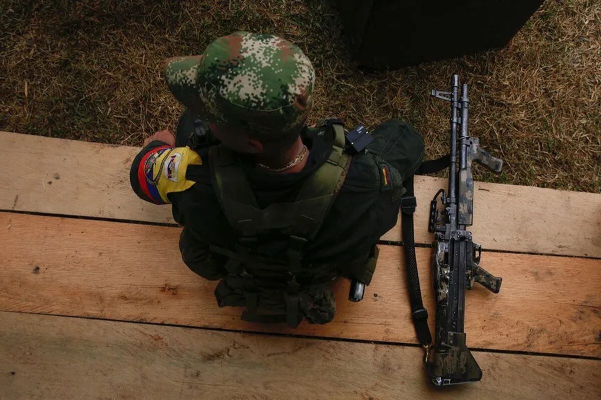 Fotografía de archivo de un guerrillero, en Caquetá (Colombia). Foto: EFE/ Ernesto Guzmán