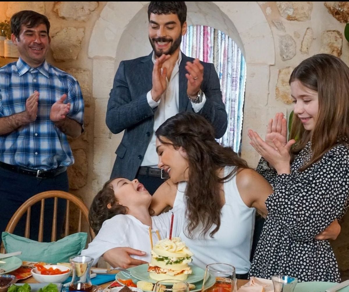 Melek aparece más grade celebrando al lado de Reyyan, Miran y hermano menor en "Hercai" (Foto: Mia Yapım)