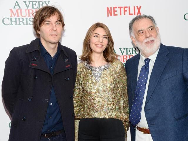 Thomas Mars junto a su esposa Sofia Coppola y su suegro Francis Ford Coppola. (Foto: AP)