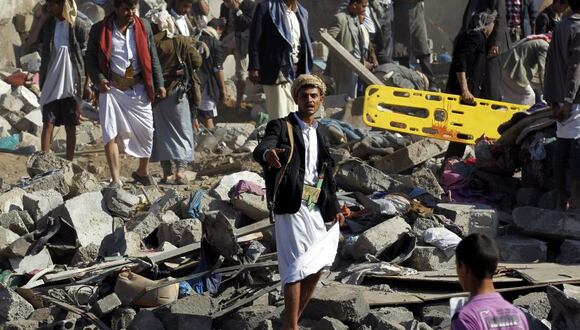 Hutíes inspeccionan el lugar donde se ha producido un bombardeo saudí en un barrio en Saná el 26 de marzo. (Foto: Agencia EFE)