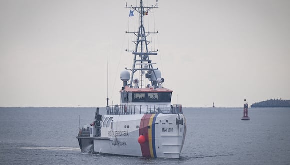 Imagen referencial | Un buque de la guardia costera de la policía fronteriza rumana. (Foto de Daniel MIHAILESCU / AFP)