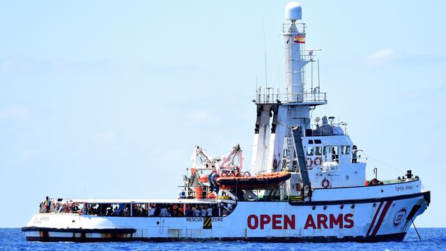 El Open Arms pide entrar en Lampedusa o transferir a migrantes a otro barco