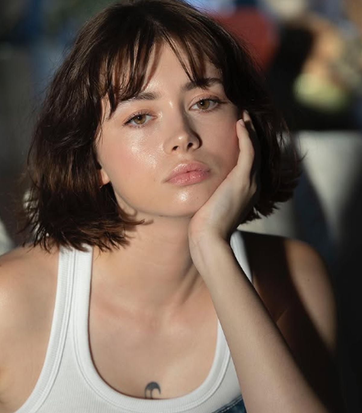 Luciendo el cabello corto con un polo que deja ver su tatuaje en el pecho (Foto: Isa Montalbán / Instagram)